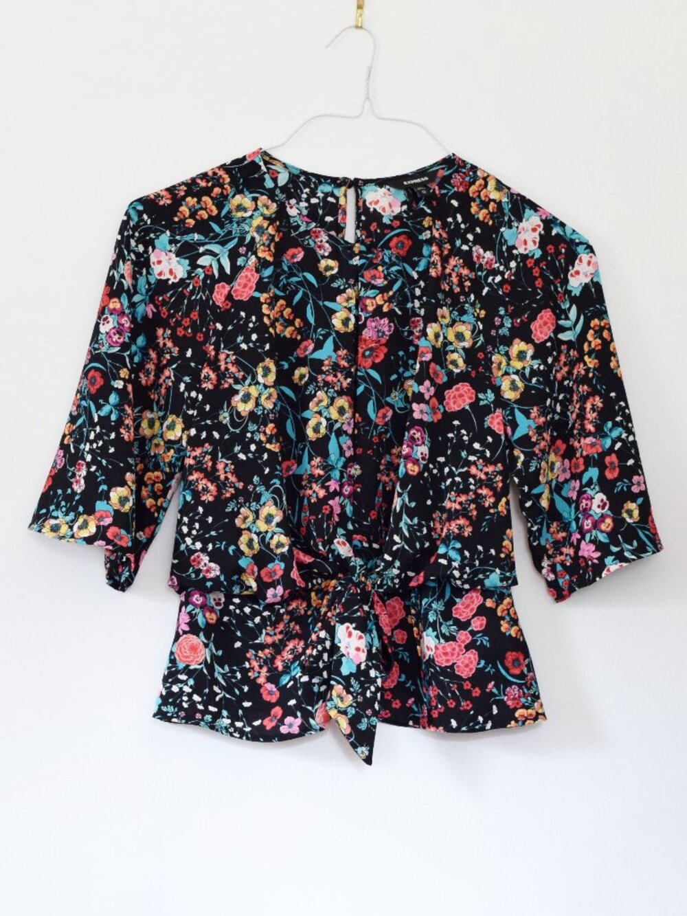 EXPRESS Black Colorful Floral Print Keyhole Cutout Flowy Crop Top | Size XS